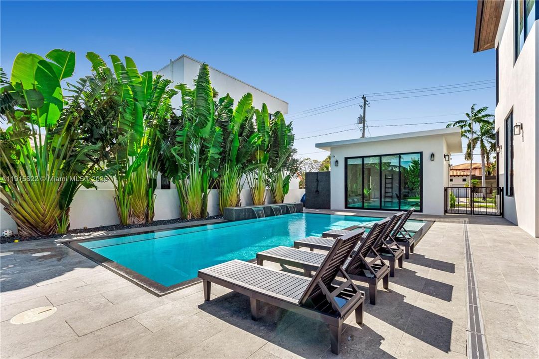 For Sale: $9,995,000 (6 beds, 6 baths, 6222 Square Feet)