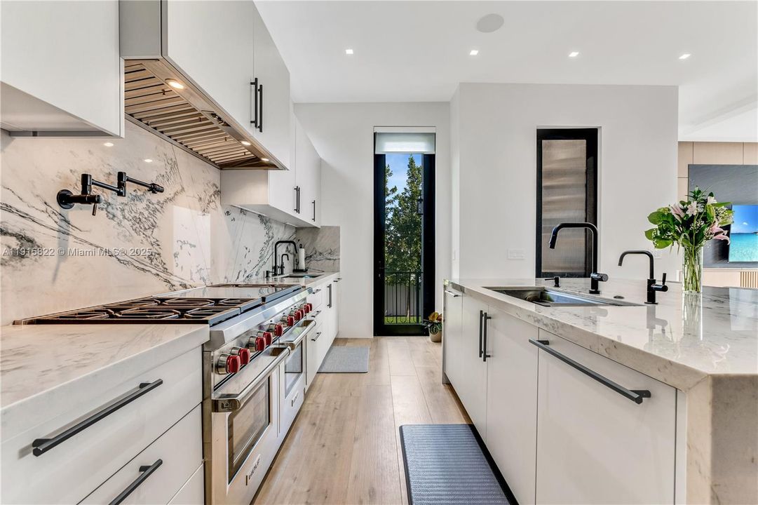 For Sale: $9,995,000 (6 beds, 6 baths, 6222 Square Feet)