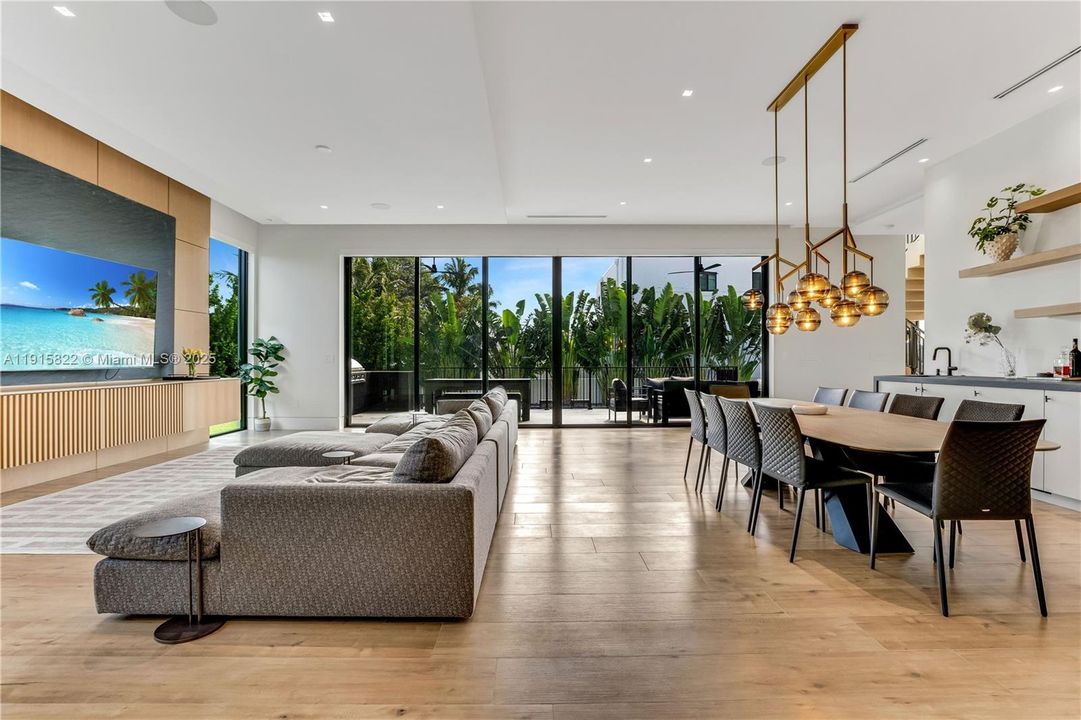 For Sale: $9,995,000 (6 beds, 6 baths, 6222 Square Feet)