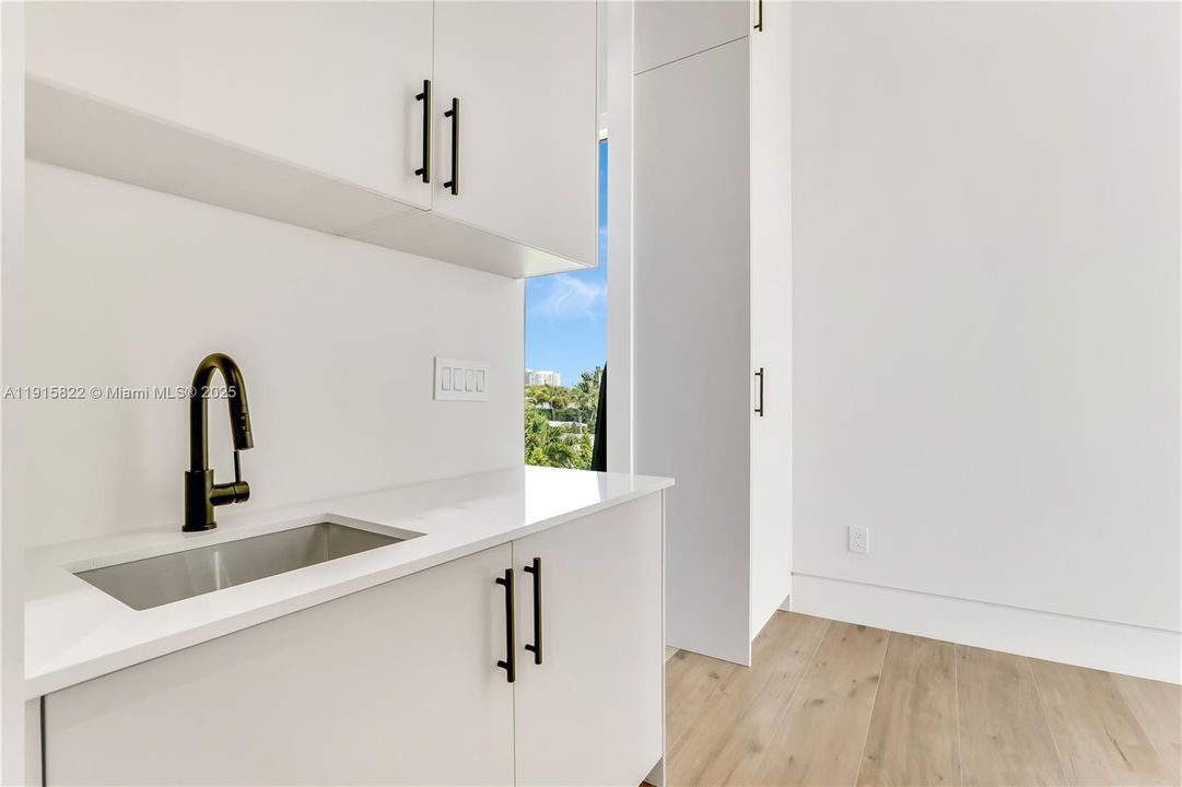 For Sale: $9,995,000 (6 beds, 6 baths, 6222 Square Feet)