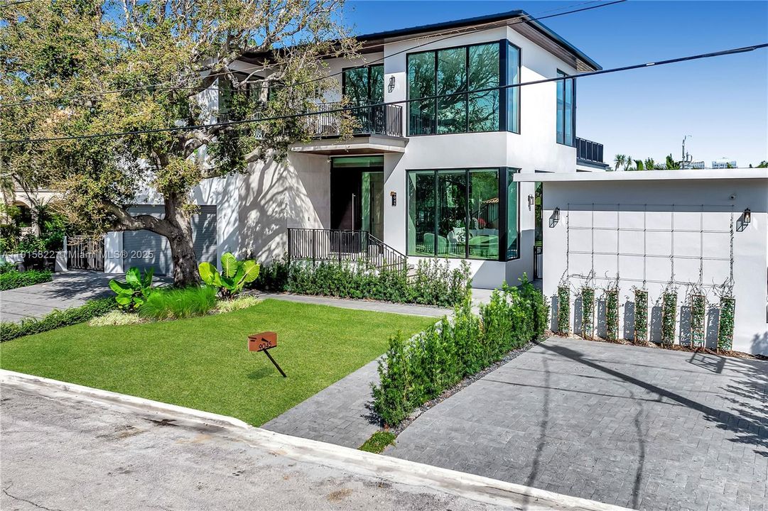 For Sale: $9,995,000 (6 beds, 6 baths, 6222 Square Feet)