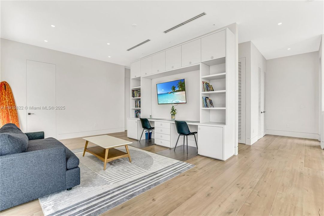 For Sale: $9,995,000 (6 beds, 6 baths, 6222 Square Feet)