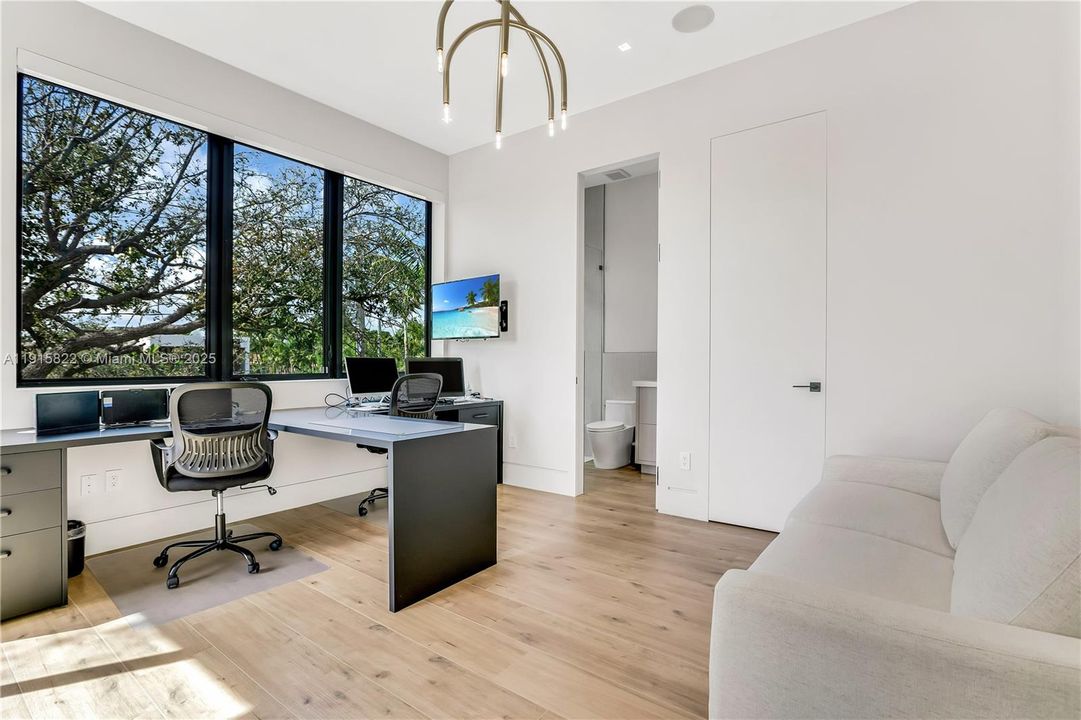 For Sale: $9,995,000 (6 beds, 6 baths, 6222 Square Feet)