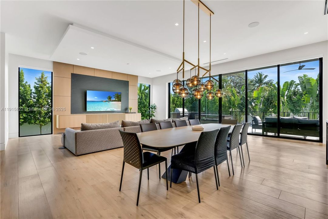 For Sale: $9,995,000 (6 beds, 6 baths, 6222 Square Feet)