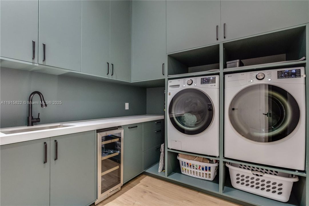 For Sale: $9,995,000 (6 beds, 6 baths, 6222 Square Feet)