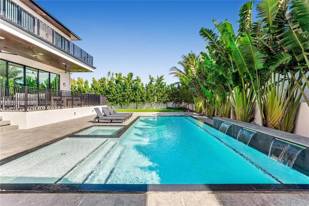 For Sale: $9,995,000 (6 beds, 6 baths, 6222 Square Feet)