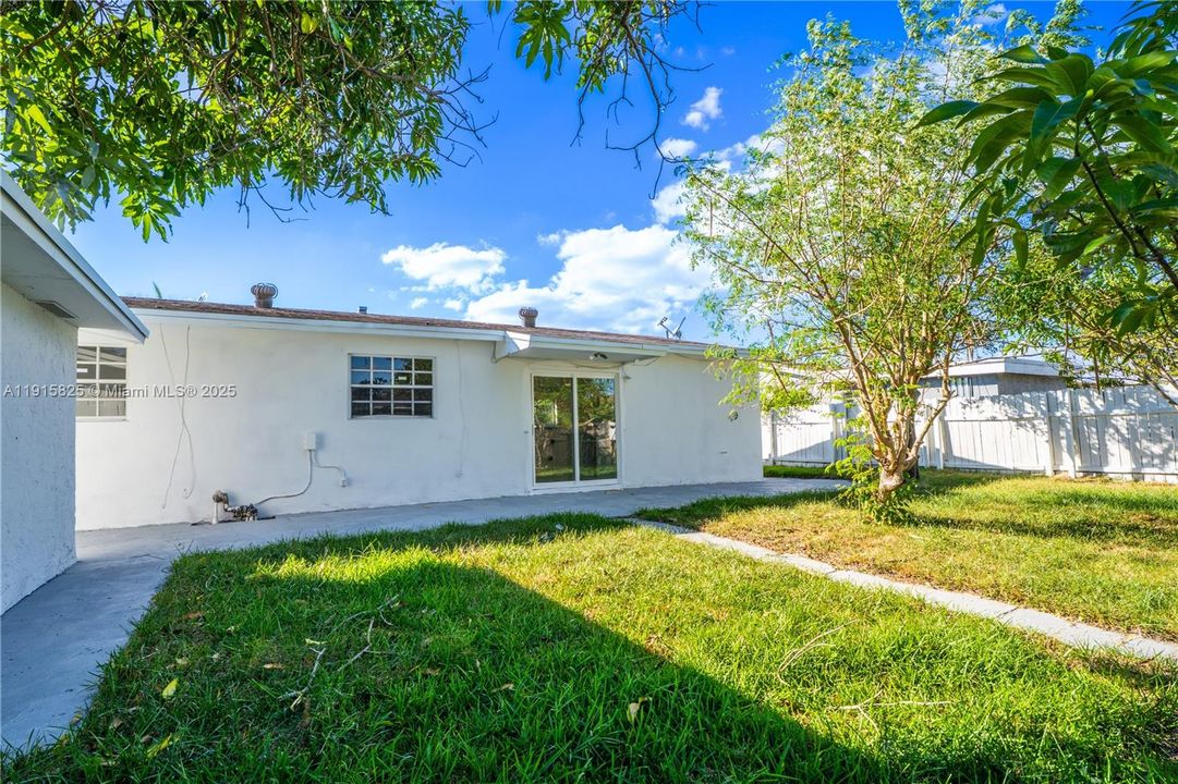 For Sale: $472,500 (3 beds, 2 baths, 1356 Square Feet)