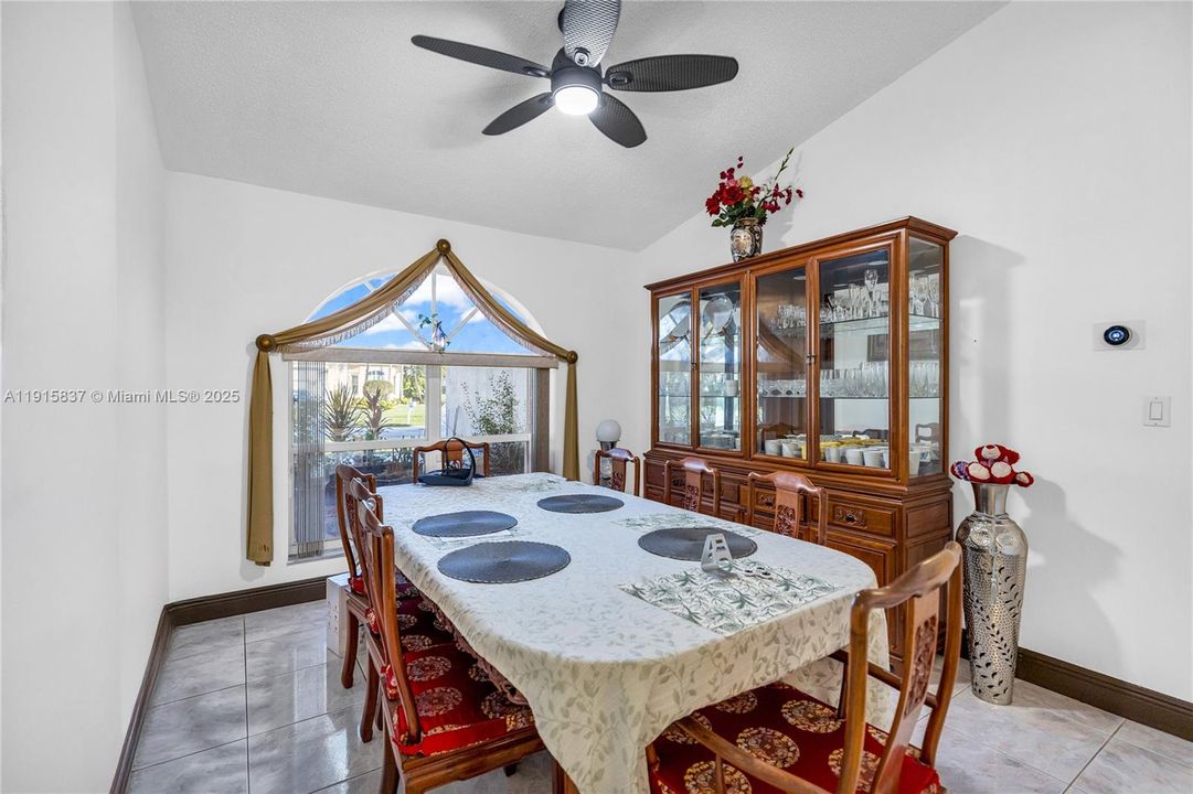 На продажу: $719,900 (4 спален, 3 ванн, 2580 Квадратных фут)