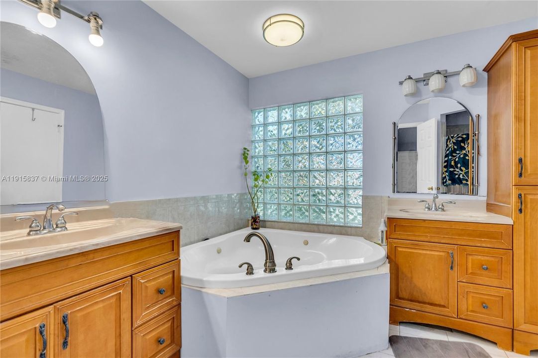 На продажу: $719,900 (4 спален, 3 ванн, 2580 Квадратных фут)