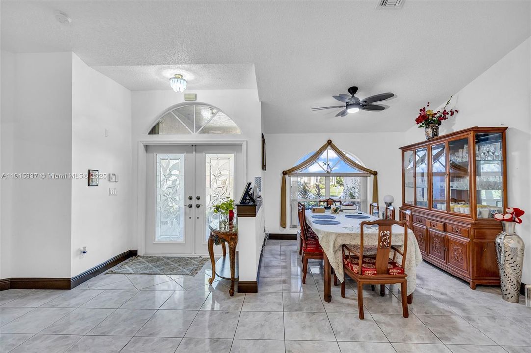 На продажу: $719,900 (4 спален, 3 ванн, 2580 Квадратных фут)