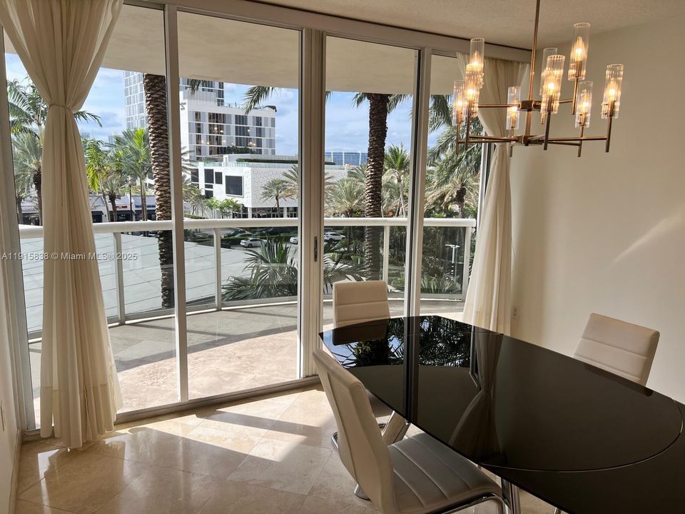 待售: $1,389,000 (2 贝兹, 2 浴室, 1590 平方英尺)