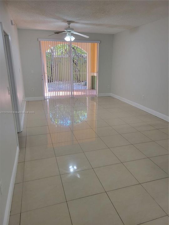 合同活跃: $2,500 (3 贝兹, 2 浴室, 1132 平方英尺)