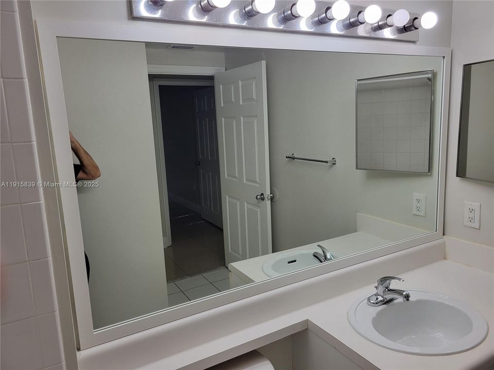 合同活跃: $2,500 (3 贝兹, 2 浴室, 1132 平方英尺)