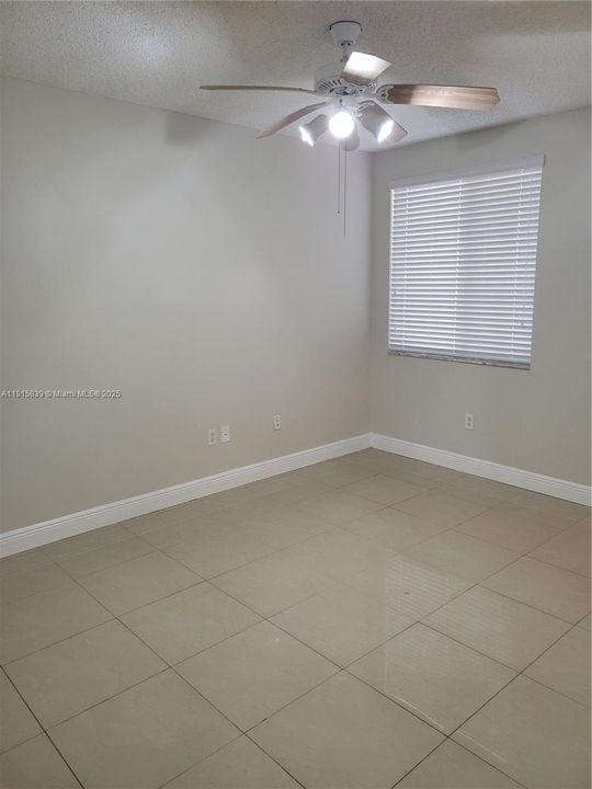 合同活跃: $2,500 (3 贝兹, 2 浴室, 1132 平方英尺)