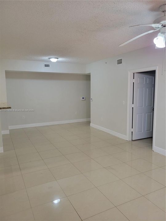 合同活跃: $2,500 (3 贝兹, 2 浴室, 1132 平方英尺)