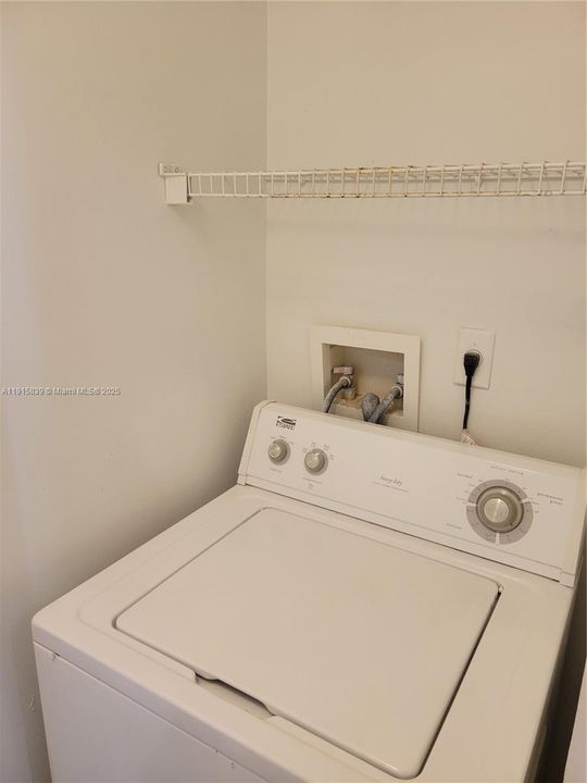 合同活跃: $2,500 (3 贝兹, 2 浴室, 1132 平方英尺)