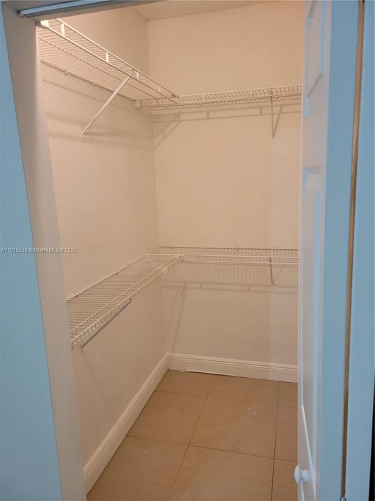 合同活跃: $2,500 (3 贝兹, 2 浴室, 1132 平方英尺)