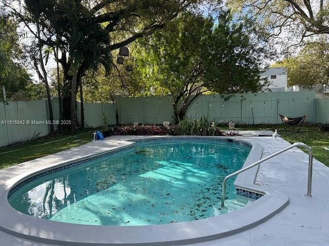 待售: $550,000 (4 贝兹, 2 浴室, 1717 平方英尺)