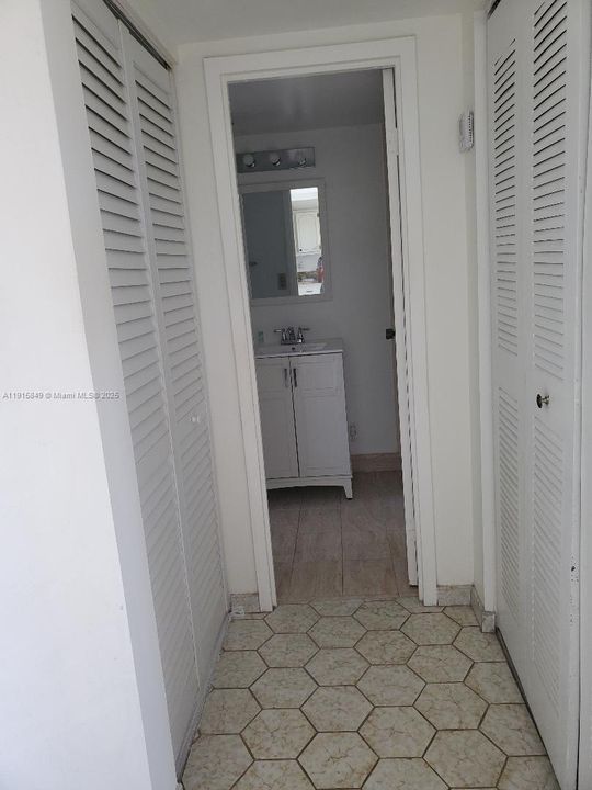 На продажу: $60,000 (1 спален, 1 ванн, 705 Квадратных фут)