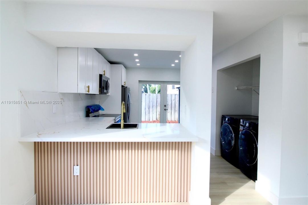 待售: $530,000 (3 贝兹, 2 浴室, 1369 平方英尺)