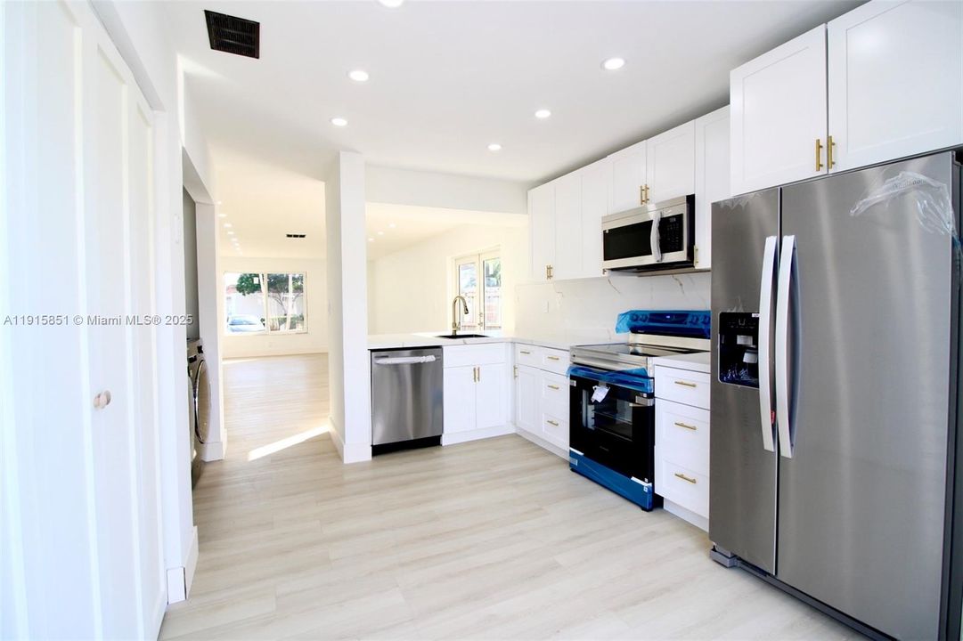 待售: $530,000 (3 贝兹, 2 浴室, 1369 平方英尺)