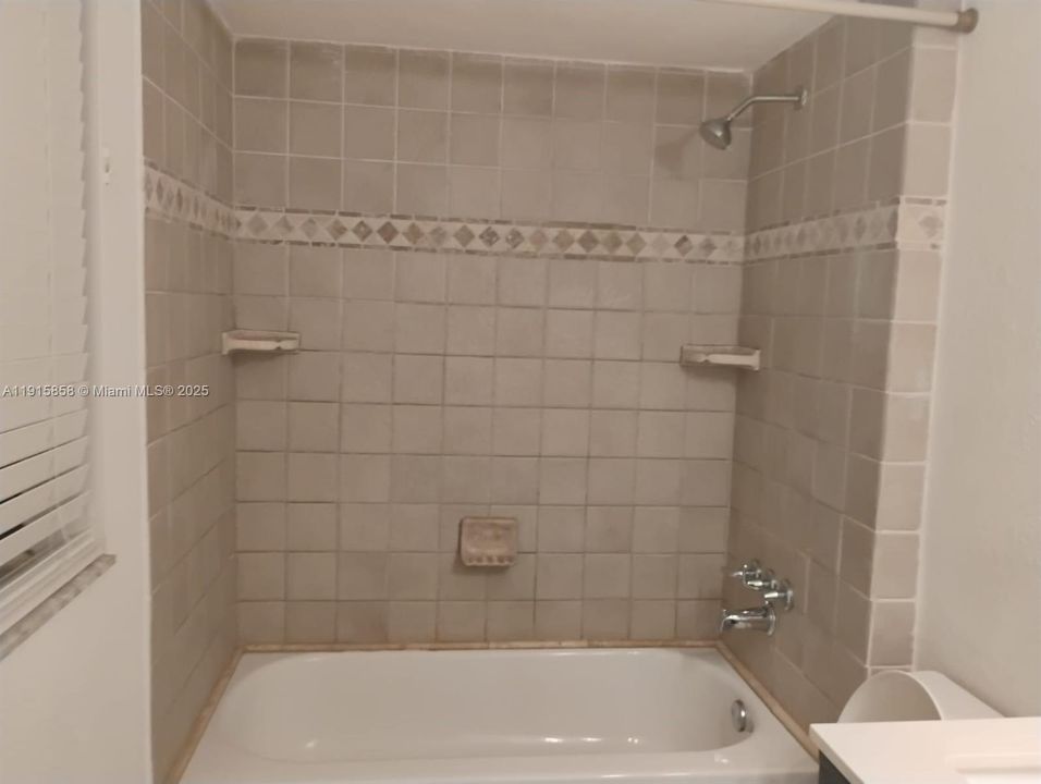 Active With Contract: $1,850 (2 beds, 2 baths, 1148 Square Feet)