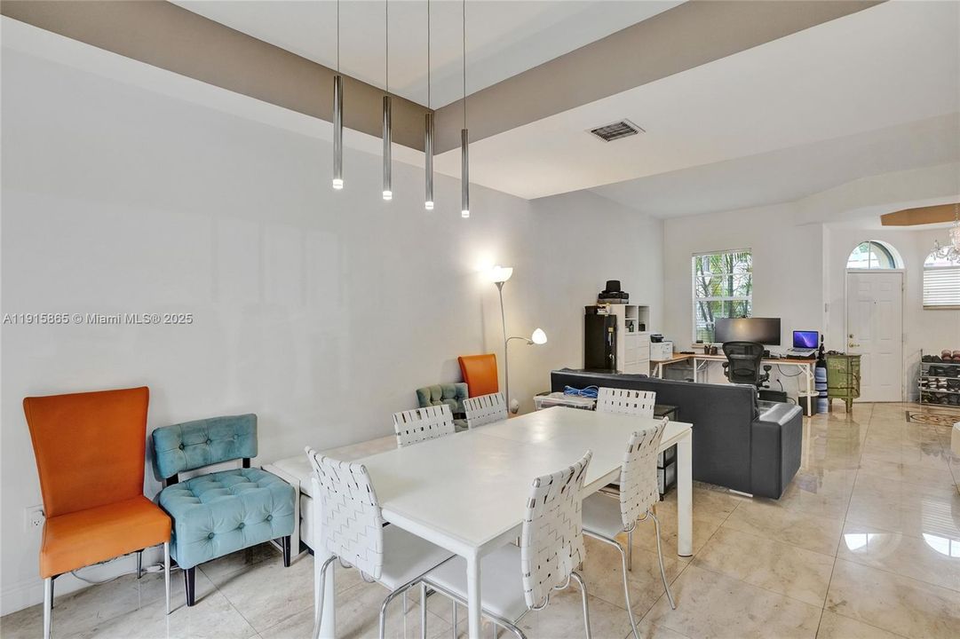 En Venta: $930,000 (3 camas, 2 baños, 2000 Pies cuadrados)