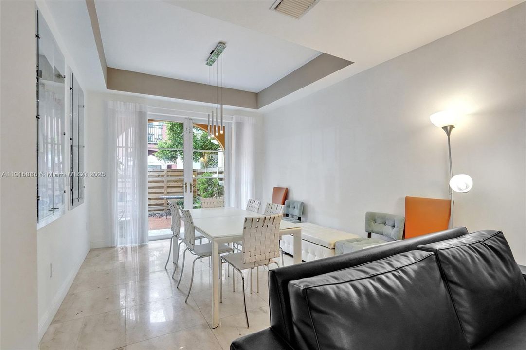 En Venta: $930,000 (3 camas, 2 baños, 2000 Pies cuadrados)