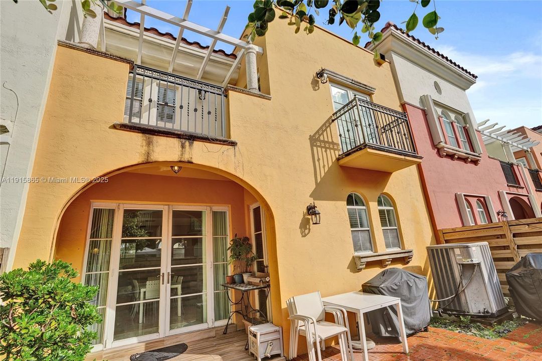 En Venta: $930,000 (3 camas, 2 baños, 2000 Pies cuadrados)