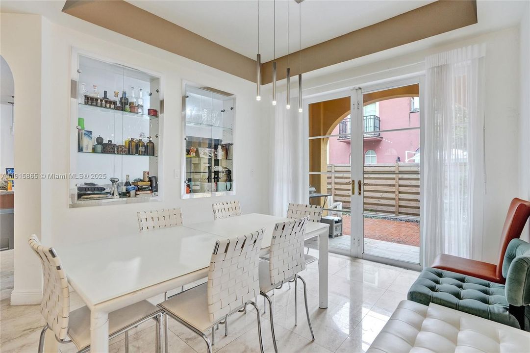 En Venta: $930,000 (3 camas, 2 baños, 2000 Pies cuadrados)