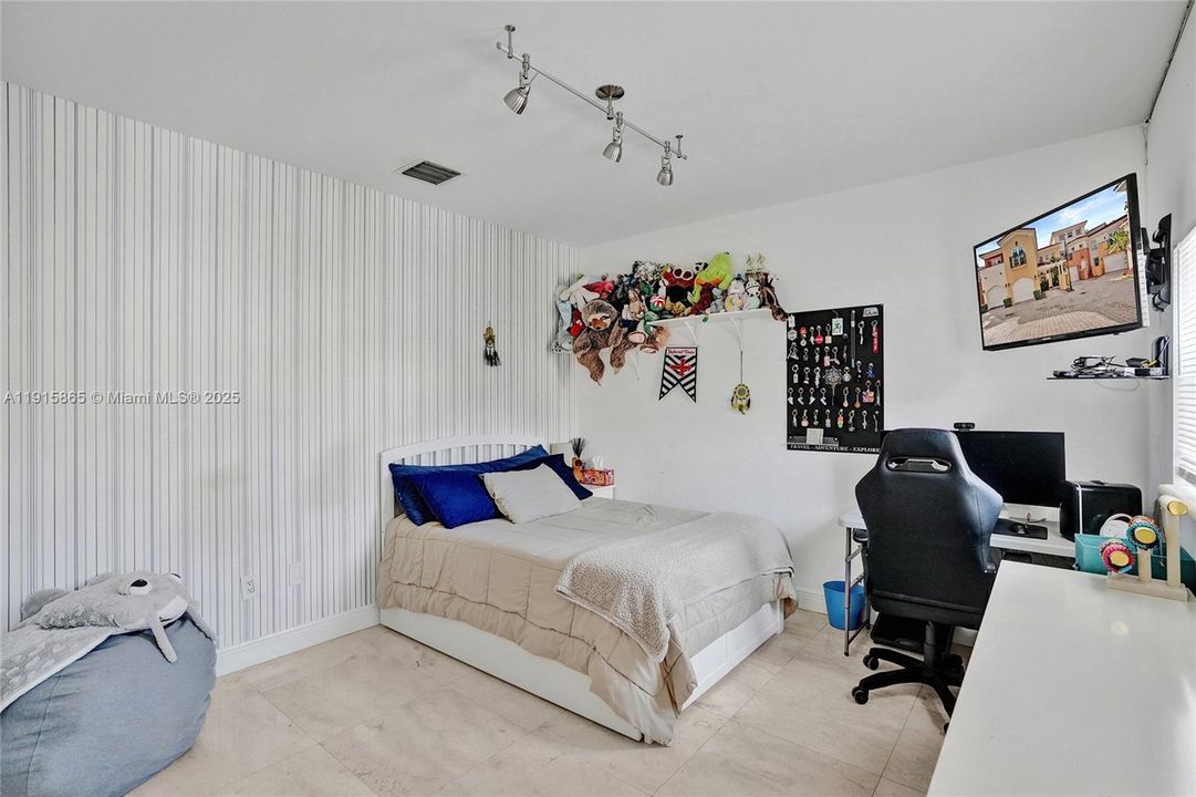 En Venta: $930,000 (3 camas, 2 baños, 2000 Pies cuadrados)