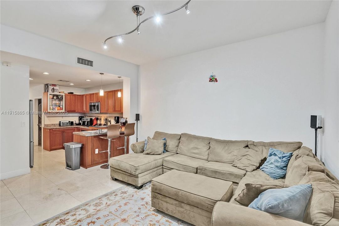 En Venta: $930,000 (3 camas, 2 baños, 2000 Pies cuadrados)