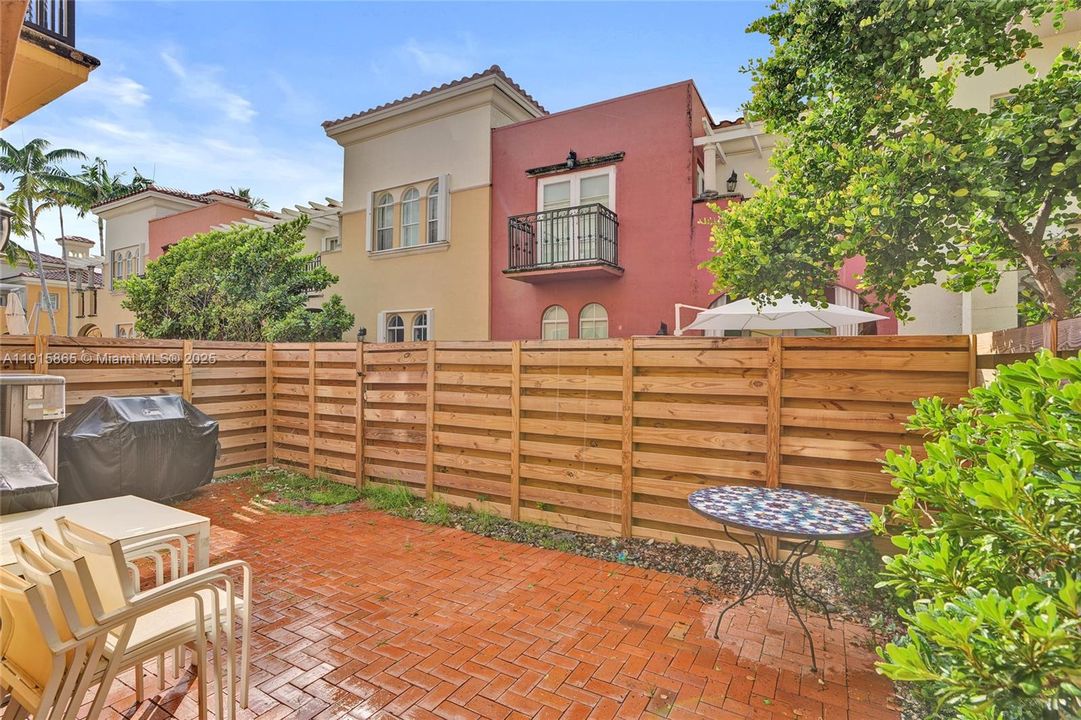 En Venta: $930,000 (3 camas, 2 baños, 2000 Pies cuadrados)