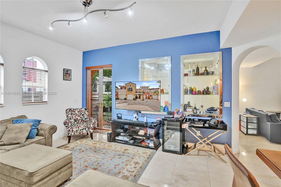 En Venta: $930,000 (3 camas, 2 baños, 2000 Pies cuadrados)