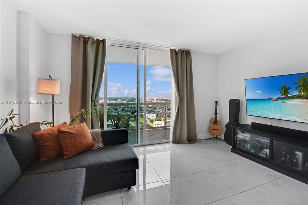 For Sale: $410,000 (1 beds, 1 baths, 822 Square Feet)