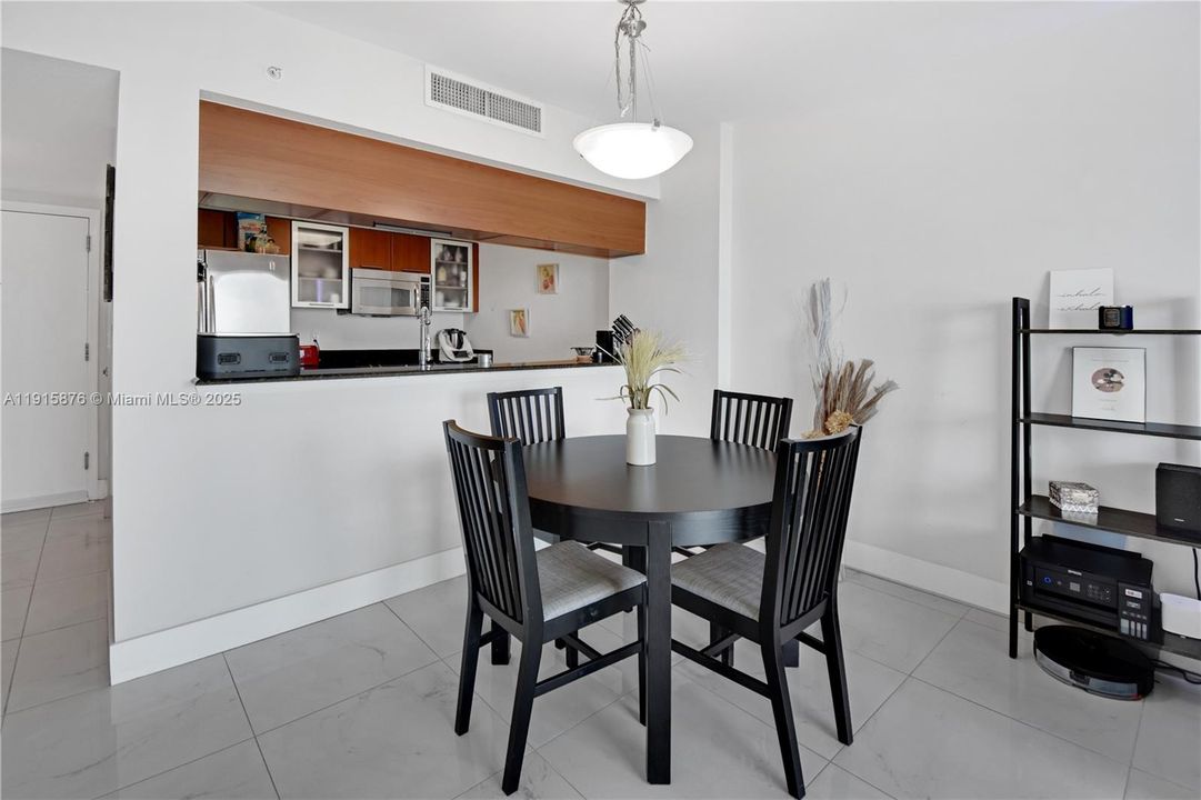 For Sale: $410,000 (1 beds, 1 baths, 822 Square Feet)