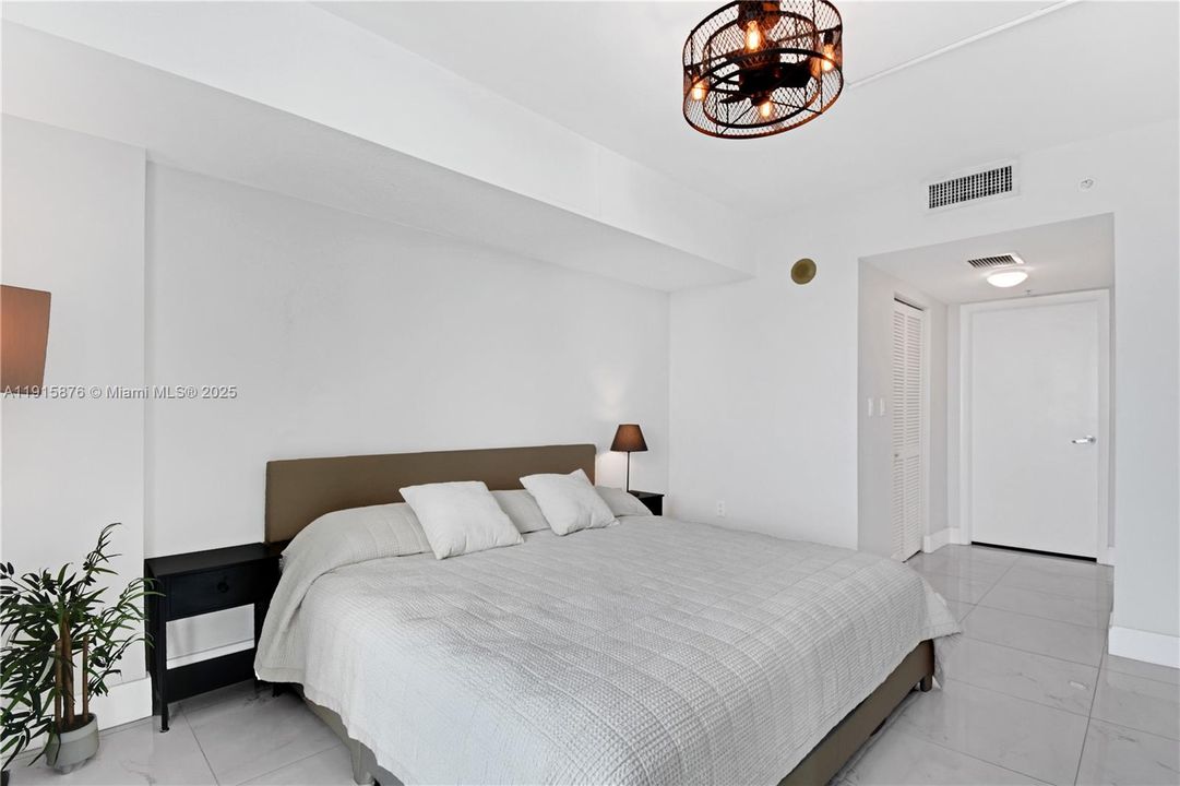 For Sale: $410,000 (1 beds, 1 baths, 822 Square Feet)