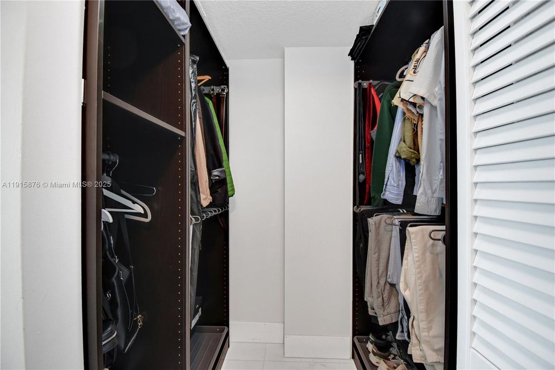 For Sale: $410,000 (1 beds, 1 baths, 822 Square Feet)