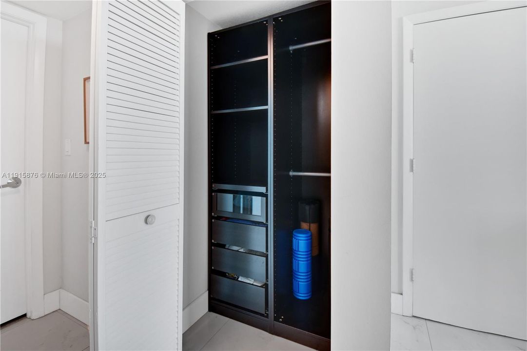 For Sale: $410,000 (1 beds, 1 baths, 822 Square Feet)