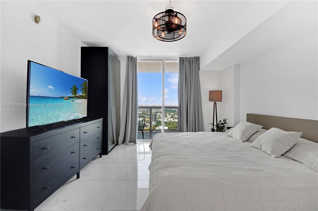 For Sale: $410,000 (1 beds, 1 baths, 822 Square Feet)