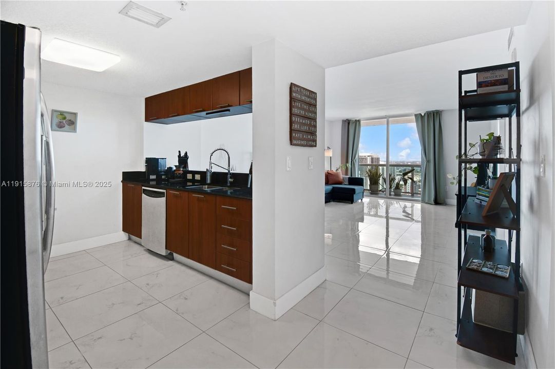 For Sale: $410,000 (1 beds, 1 baths, 822 Square Feet)