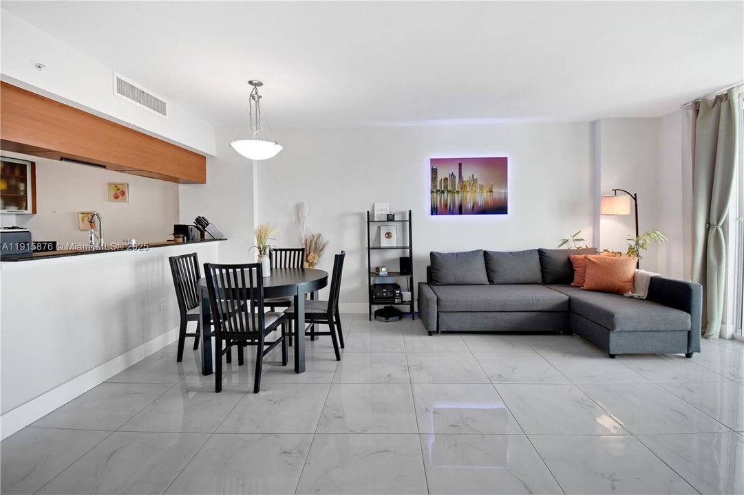 For Sale: $410,000 (1 beds, 1 baths, 822 Square Feet)