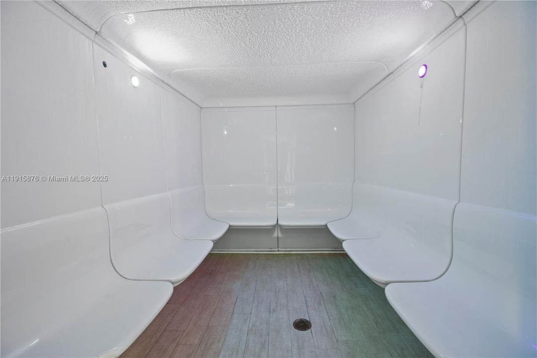 For Sale: $410,000 (1 beds, 1 baths, 822 Square Feet)