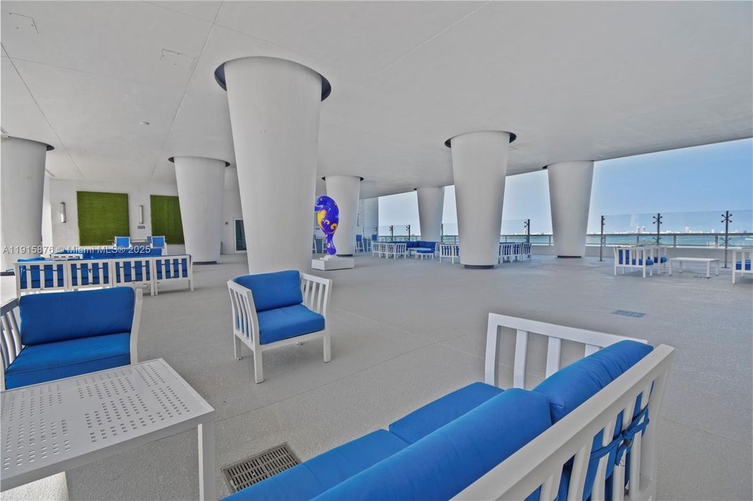 For Sale: $410,000 (1 beds, 1 baths, 822 Square Feet)