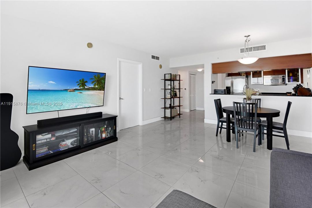 For Sale: $410,000 (1 beds, 1 baths, 822 Square Feet)