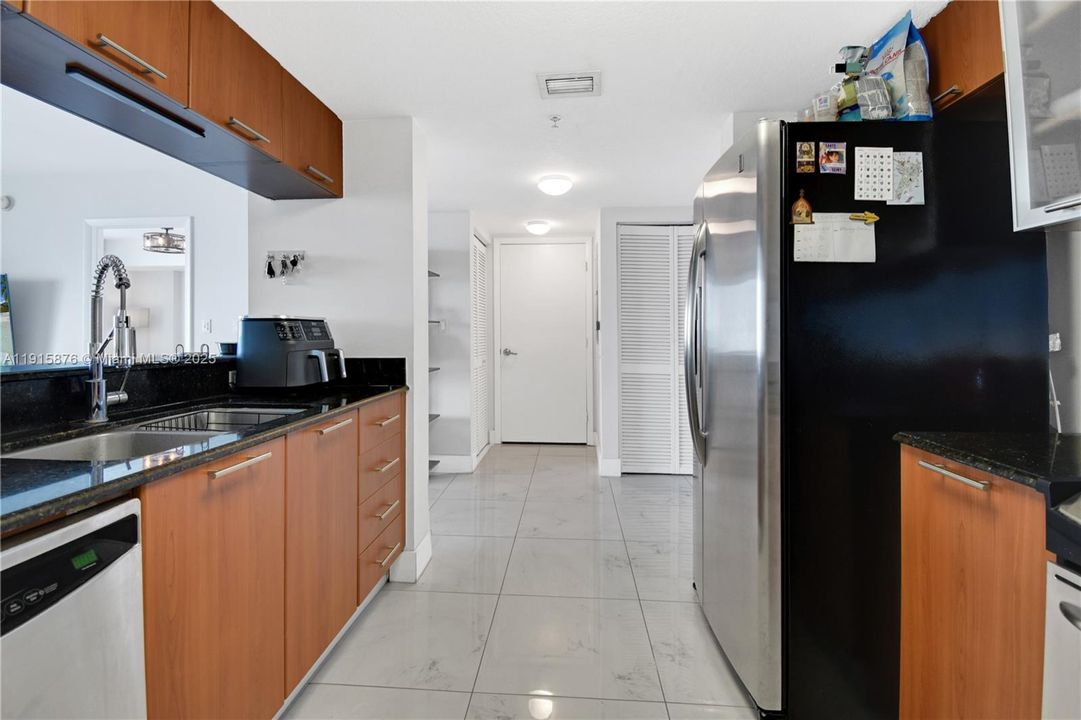 For Sale: $410,000 (1 beds, 1 baths, 822 Square Feet)