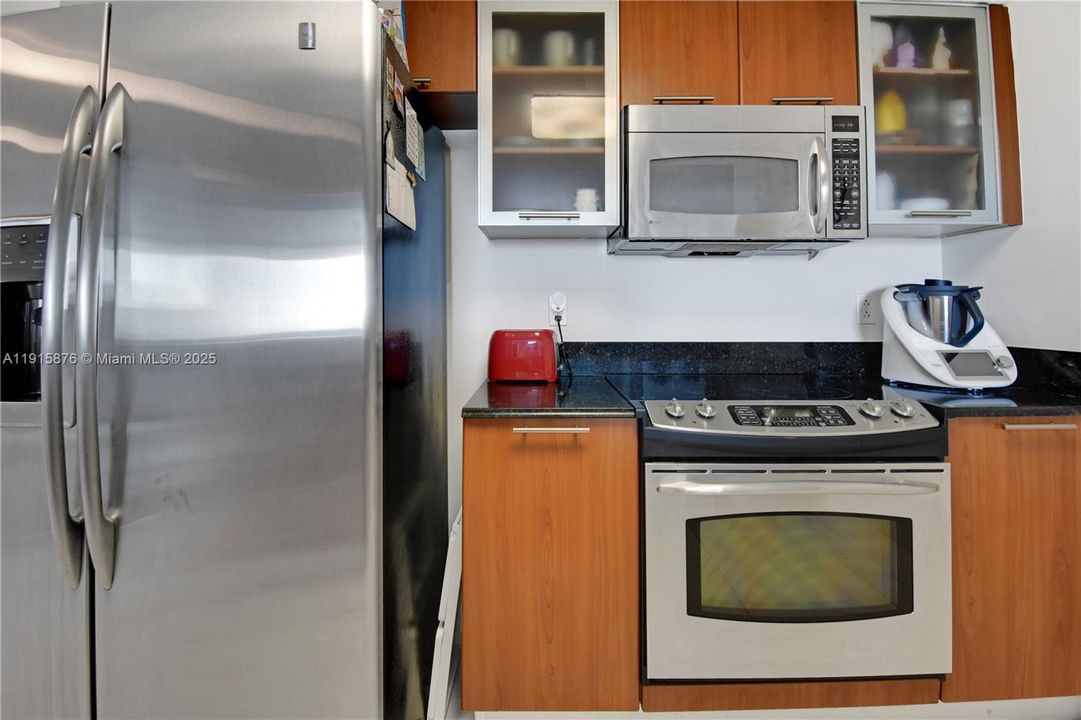 For Sale: $410,000 (1 beds, 1 baths, 822 Square Feet)