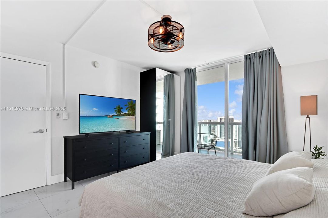 For Sale: $410,000 (1 beds, 1 baths, 822 Square Feet)