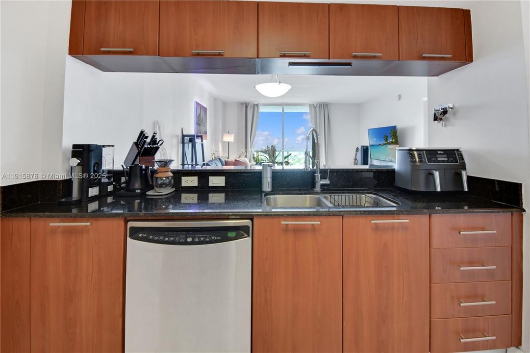 For Sale: $410,000 (1 beds, 1 baths, 822 Square Feet)