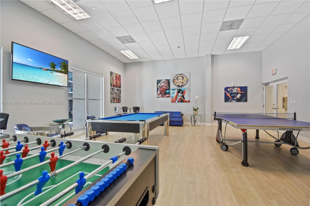 For Sale: $410,000 (1 beds, 1 baths, 822 Square Feet)